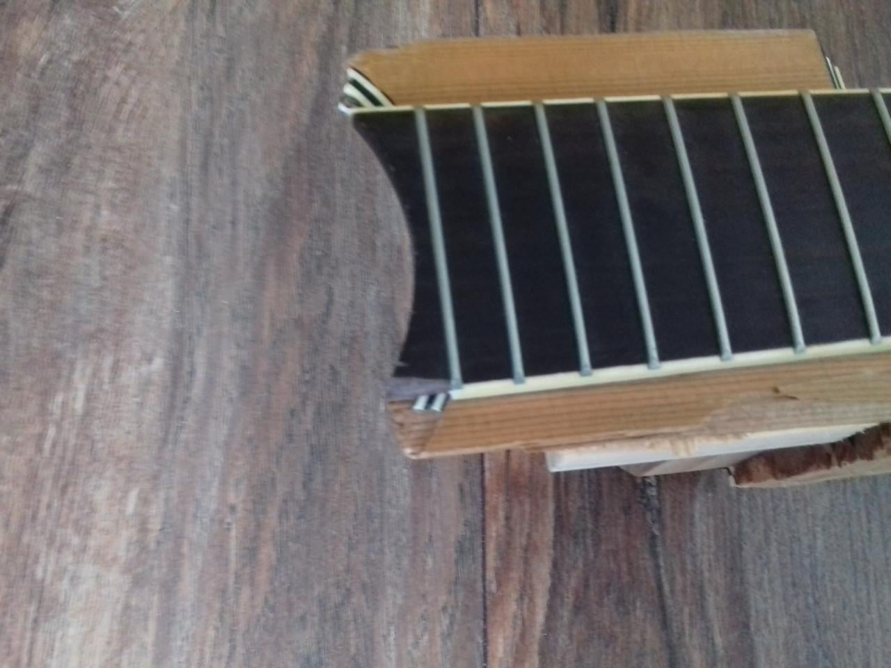 Hals van akoestische gitaar van het merk JN