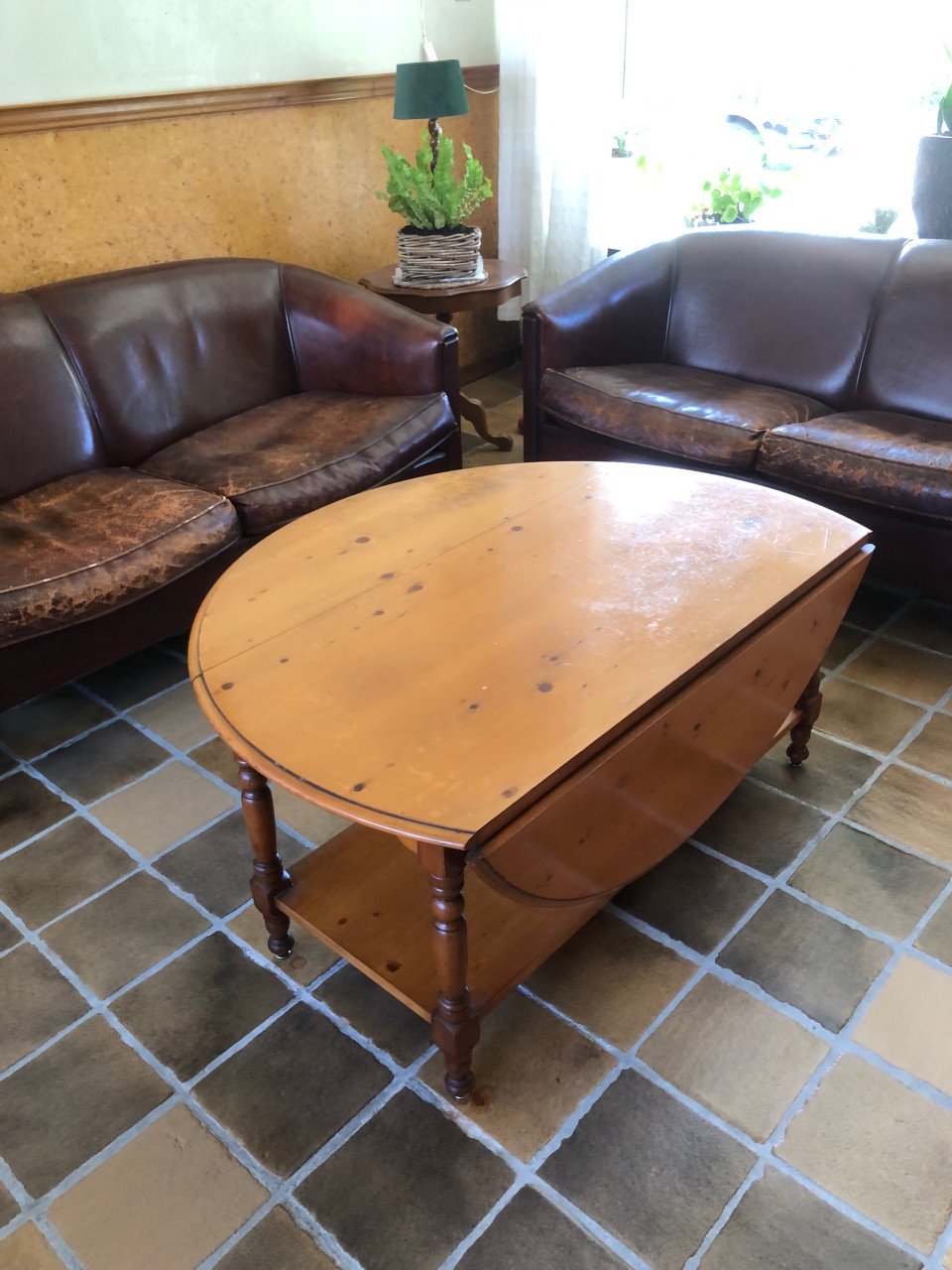Ronde houten salontafel.