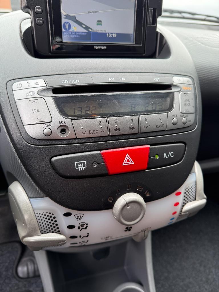 Toyota Aygo 1.0-12v aspiration green navigator