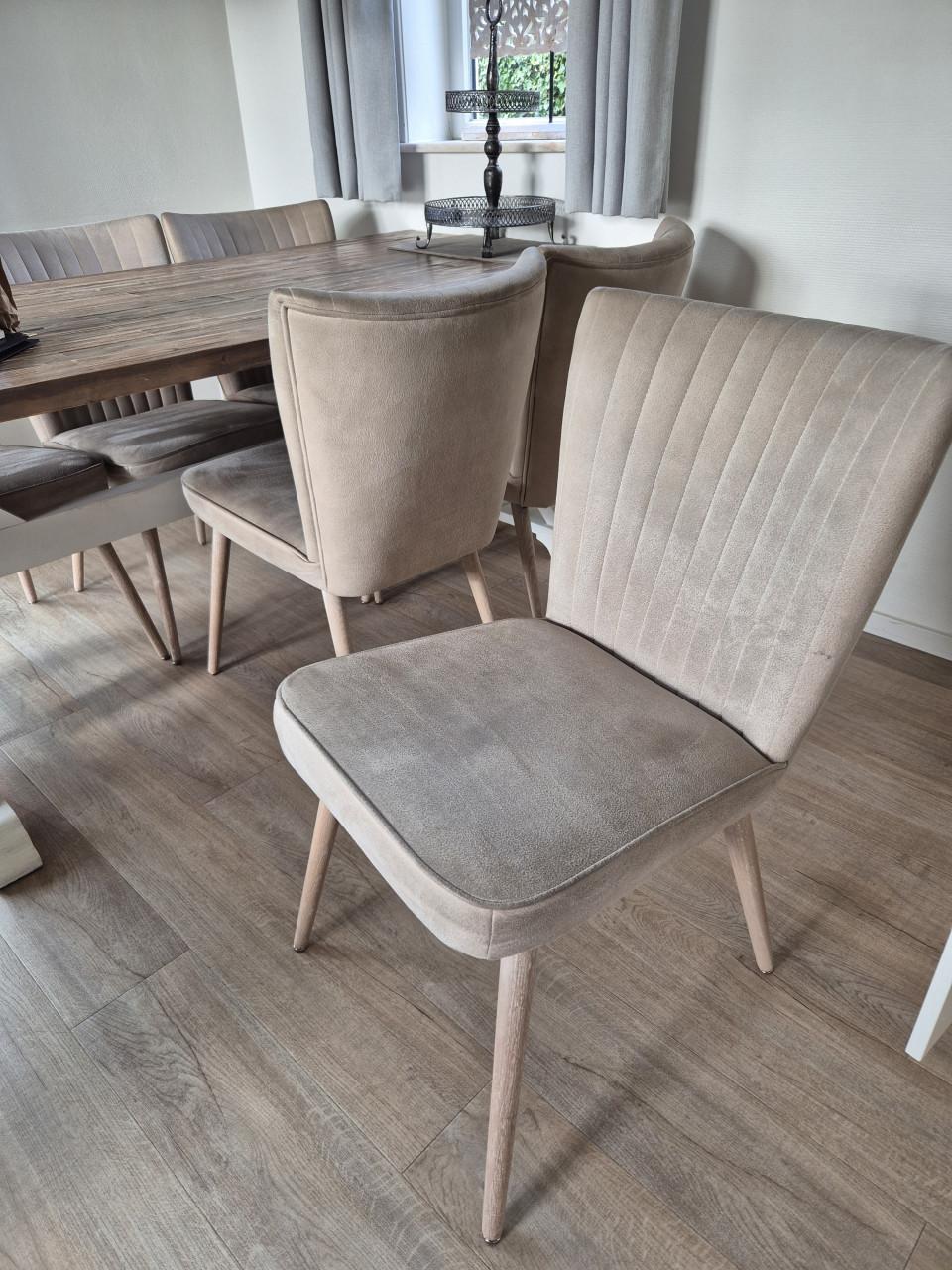 Eettafel met stoelen