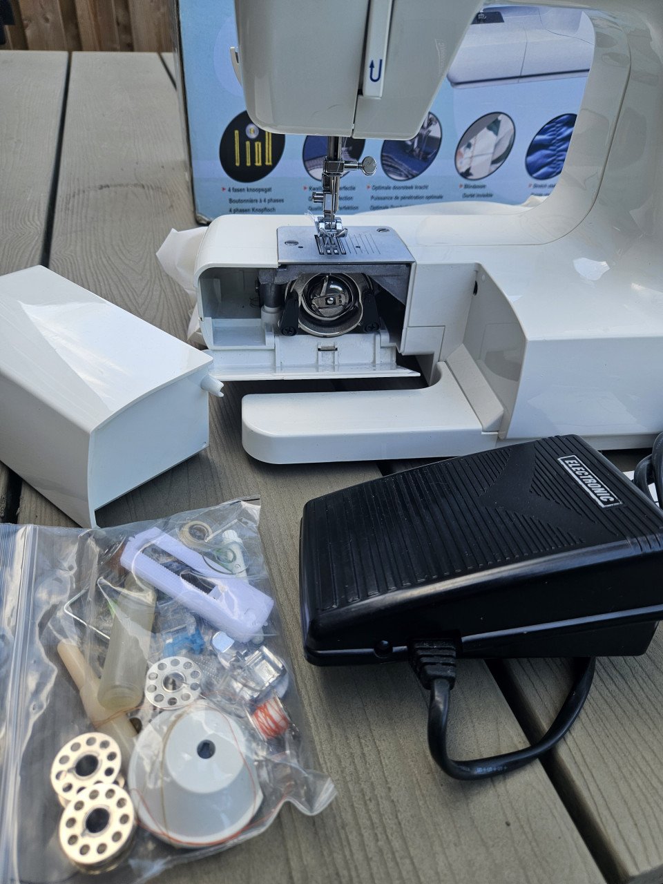 Zgan krachtige vintage naaimachine met heel veel steken en accessoires....