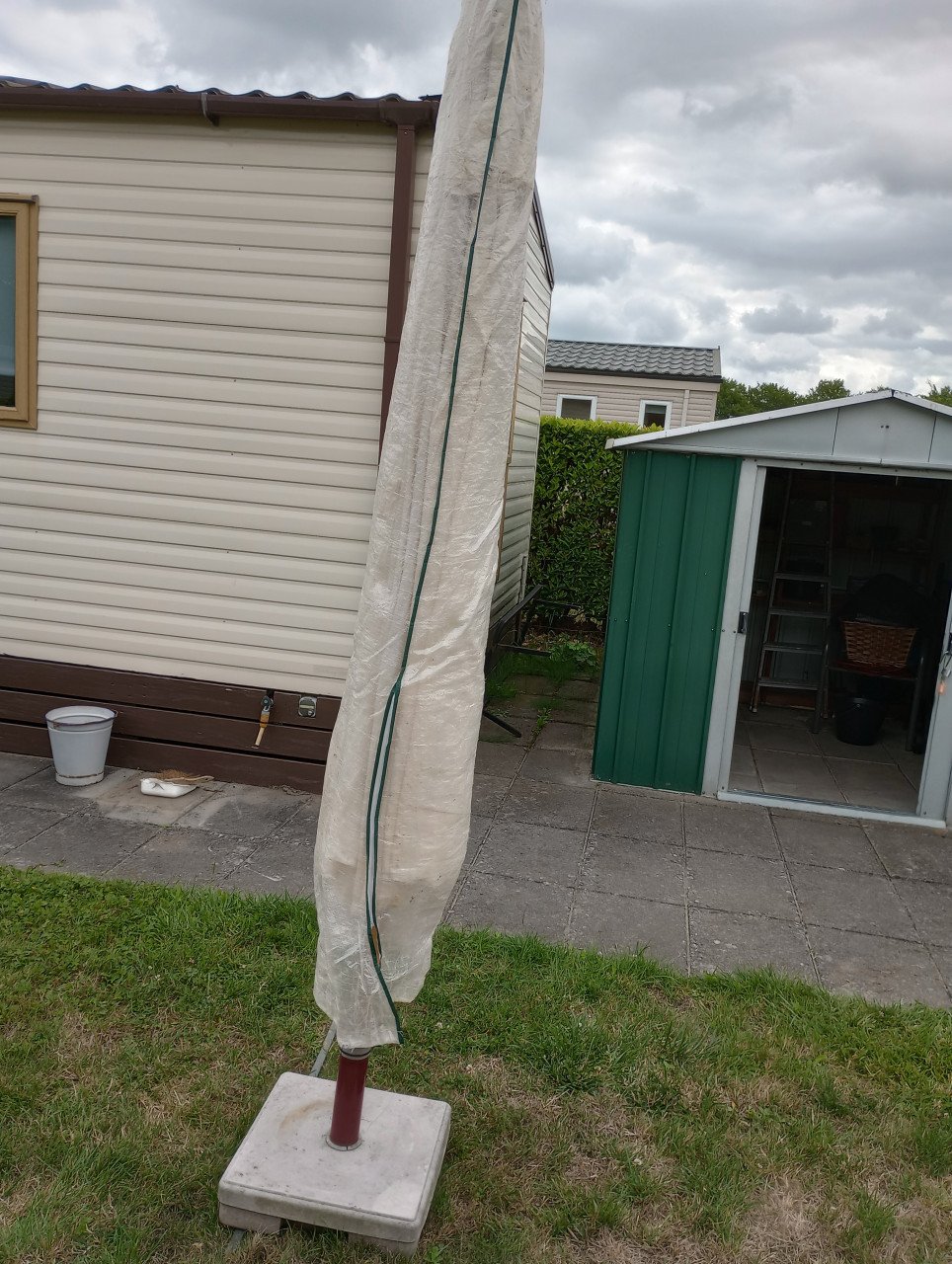 Parasol met zware voet (gereserveerd)