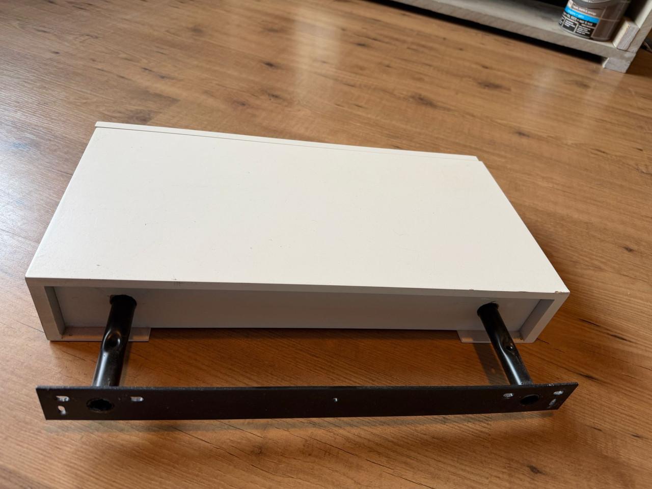 2 nachtkastjes hangmodel met beugels