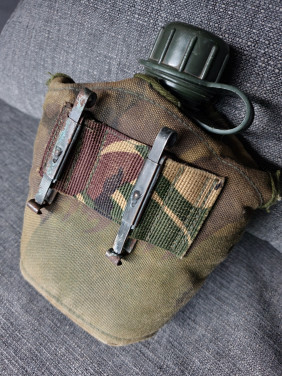 Mooie leger veldfles, militaire drinkfles in nette staat...