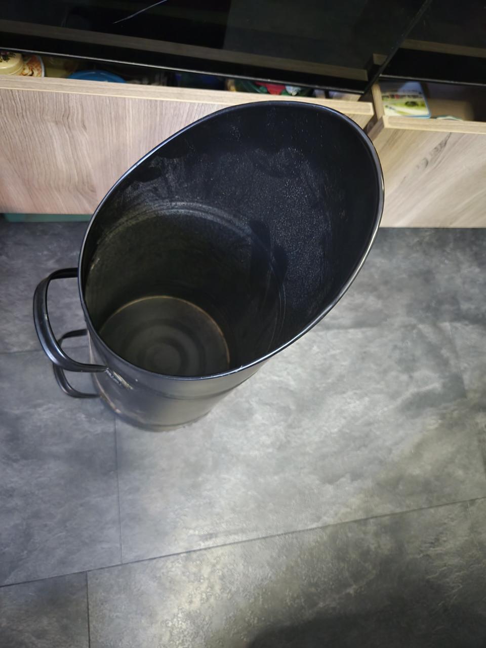 Zwarte, cilindervormige kolenkit met twee handvatten