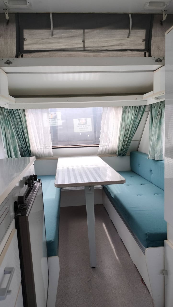 Kip 37 KK met als nieuwe voortent