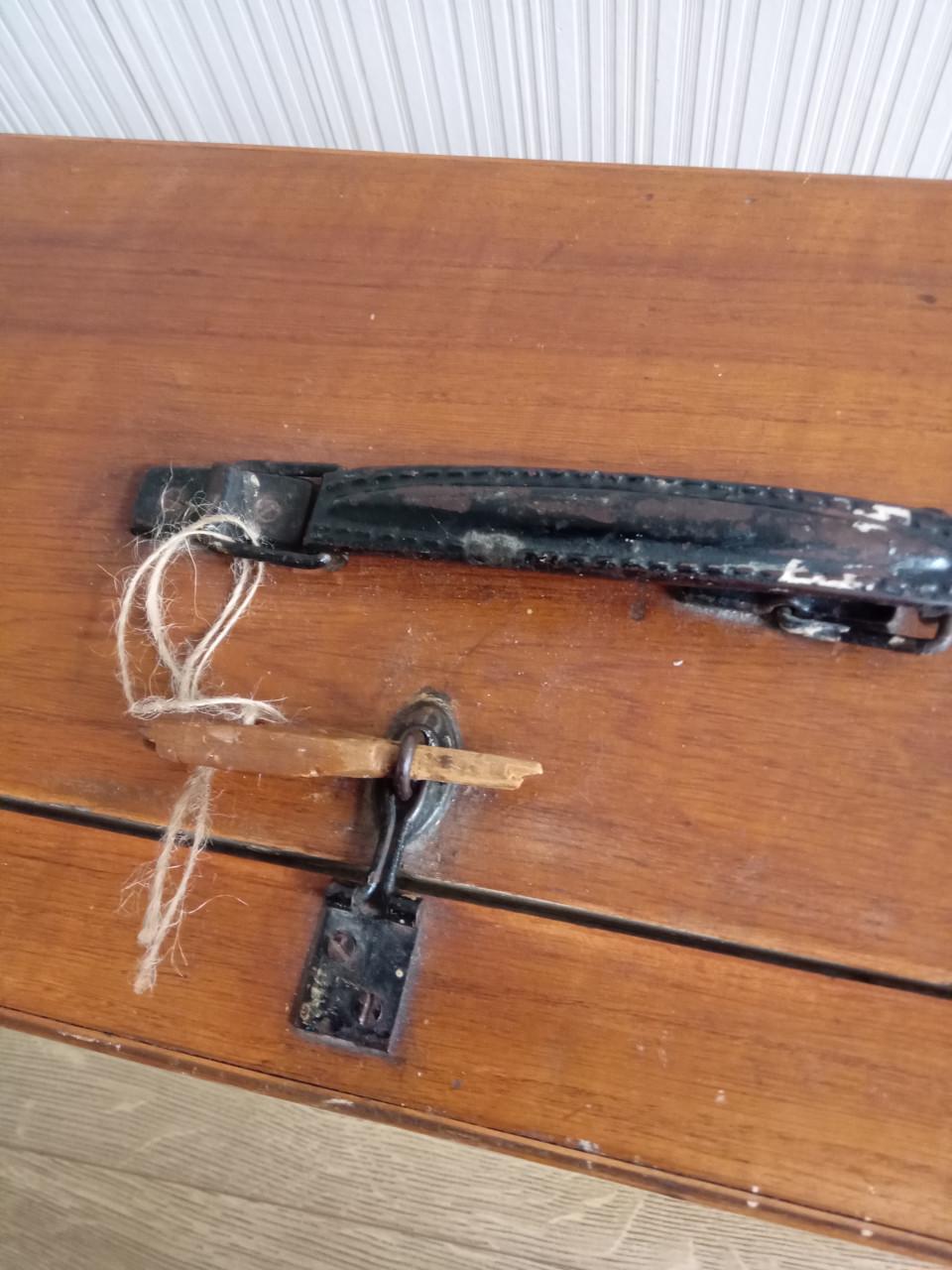 Oude houten gereedschapskoffer