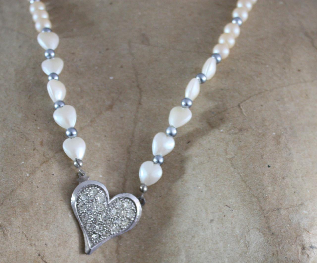 Parelketting met zilverkleurig hart