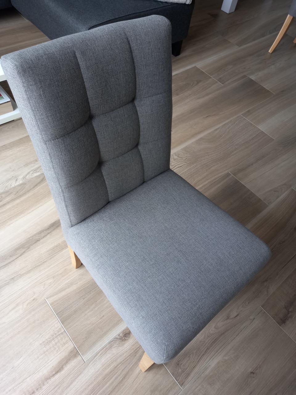 Eetkamertafel hoogglans wit en eetkamerstoelen taupe