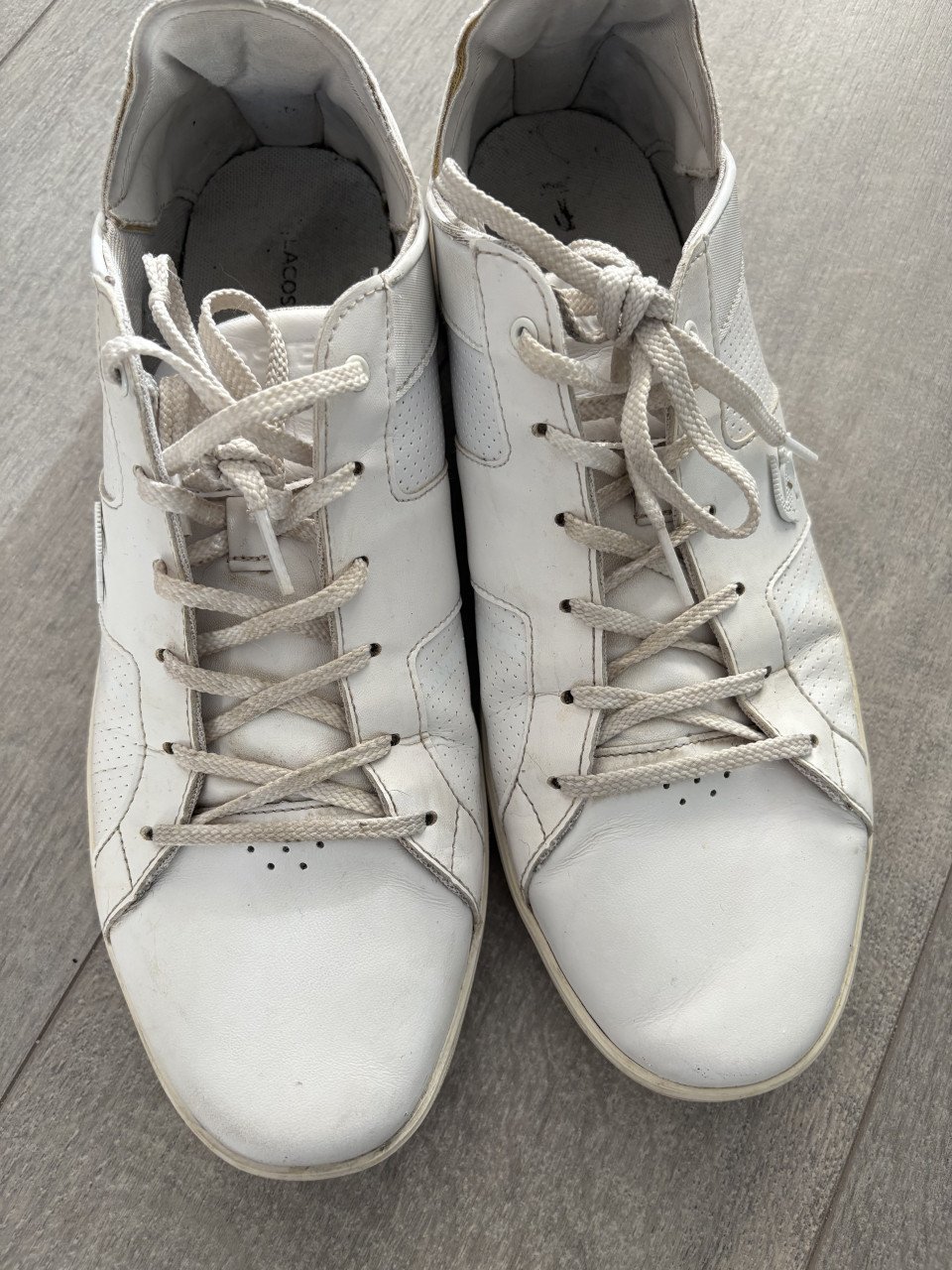 Lacoste schoenen wit.