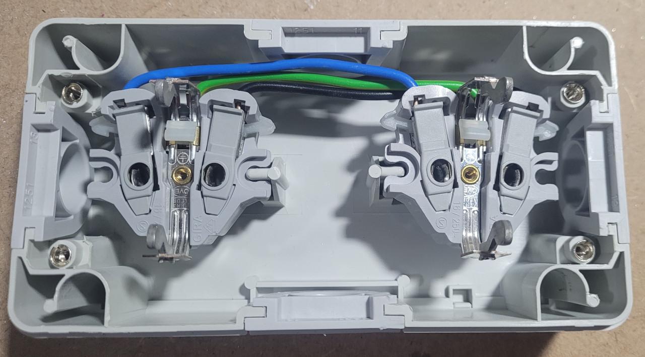 Gira Spatwaterdicht Dubbel Wcd met randaarde - Horizontaal