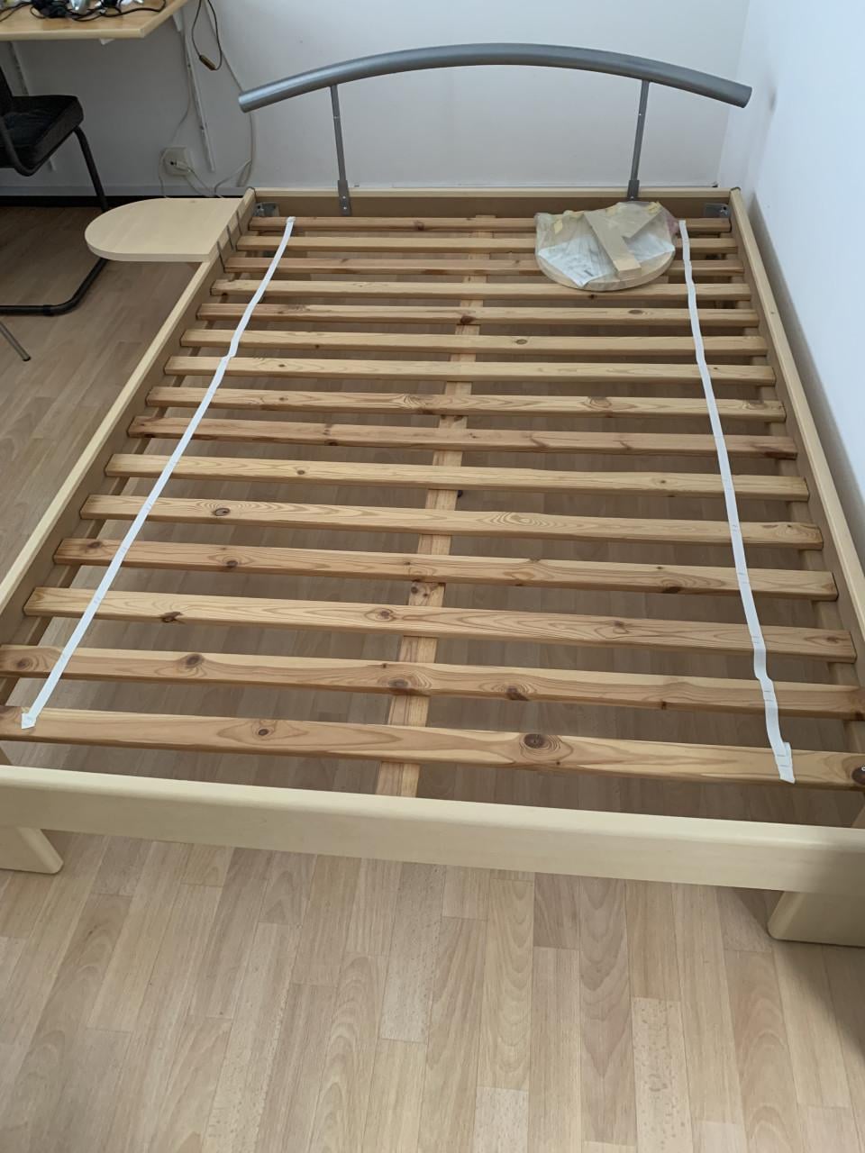 Twee persoonsbed 140 x 200 cm + 2 bedplankjes
