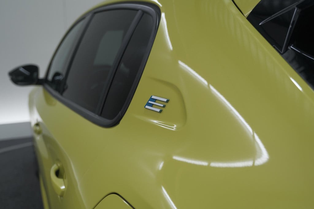 Peugeot 208 ev allure 50 kwh | stoelverwarming | apple carplay | parkeersen
