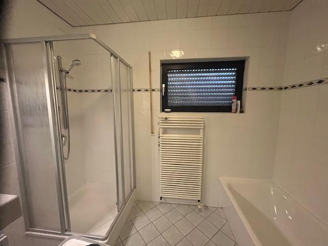 Bad, douche, douchewand, toilet, wastafel, kranen