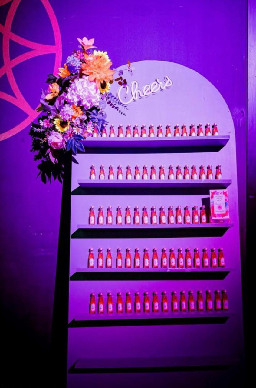 Handgemaakte bedankjes display/champagne wall - eyecatcher op bruiloft!