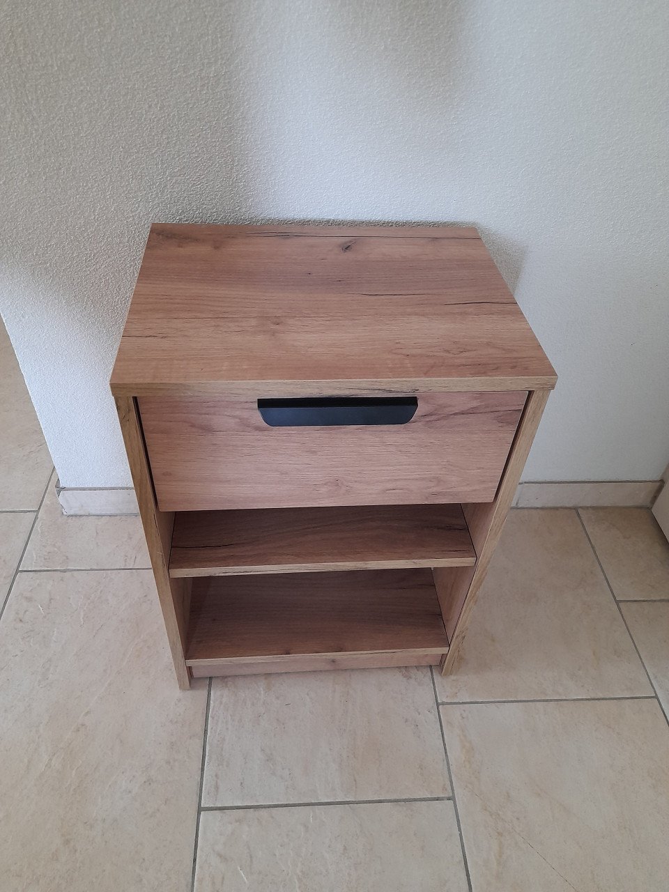 Nachtkastje 41 x 32 x 57H (in goede staat )