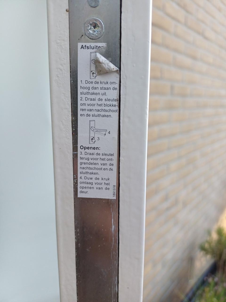 Kozijn met deur en raam ernaast