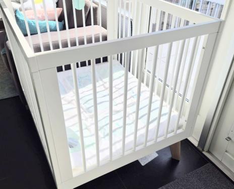 Mooie witte box met boxkleed èn mobiel erbij