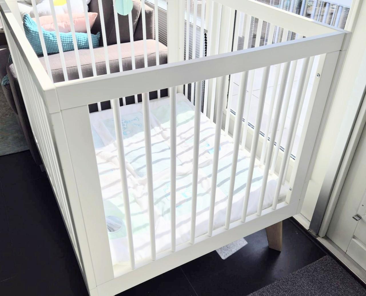 Mooie witte box met boxkleed èn mobiel erbij