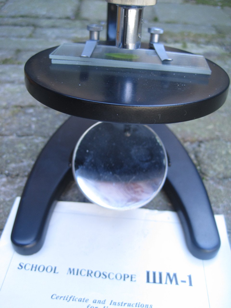 Microscoop in kist