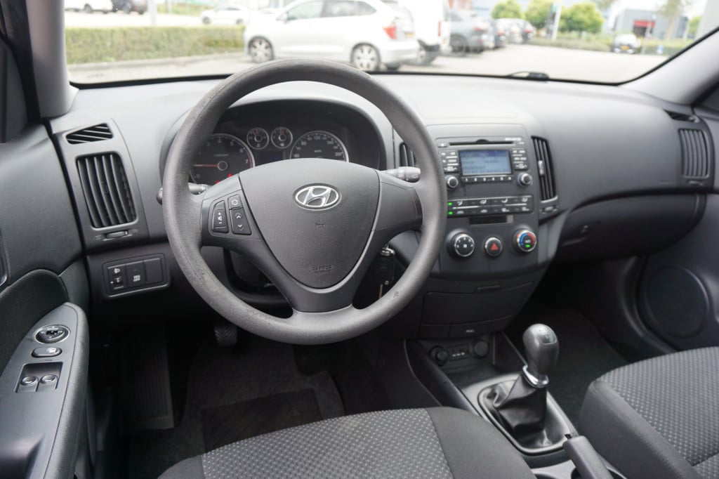 Hyundai I 30 1.4i i-drive cool airco / elektr. ramen / nap