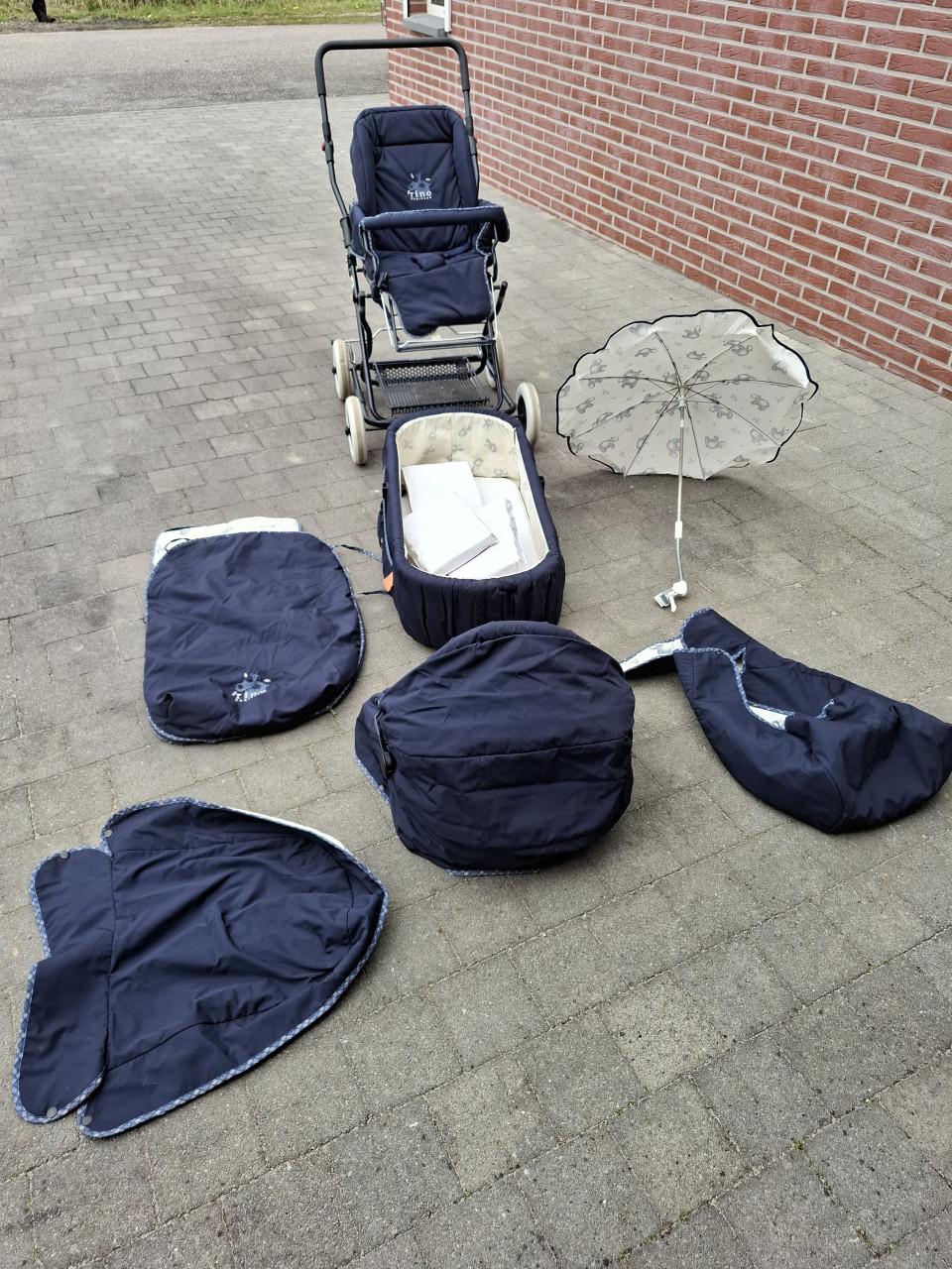 Kinderwagen en een houten grote box  met la en verstelbare bodem