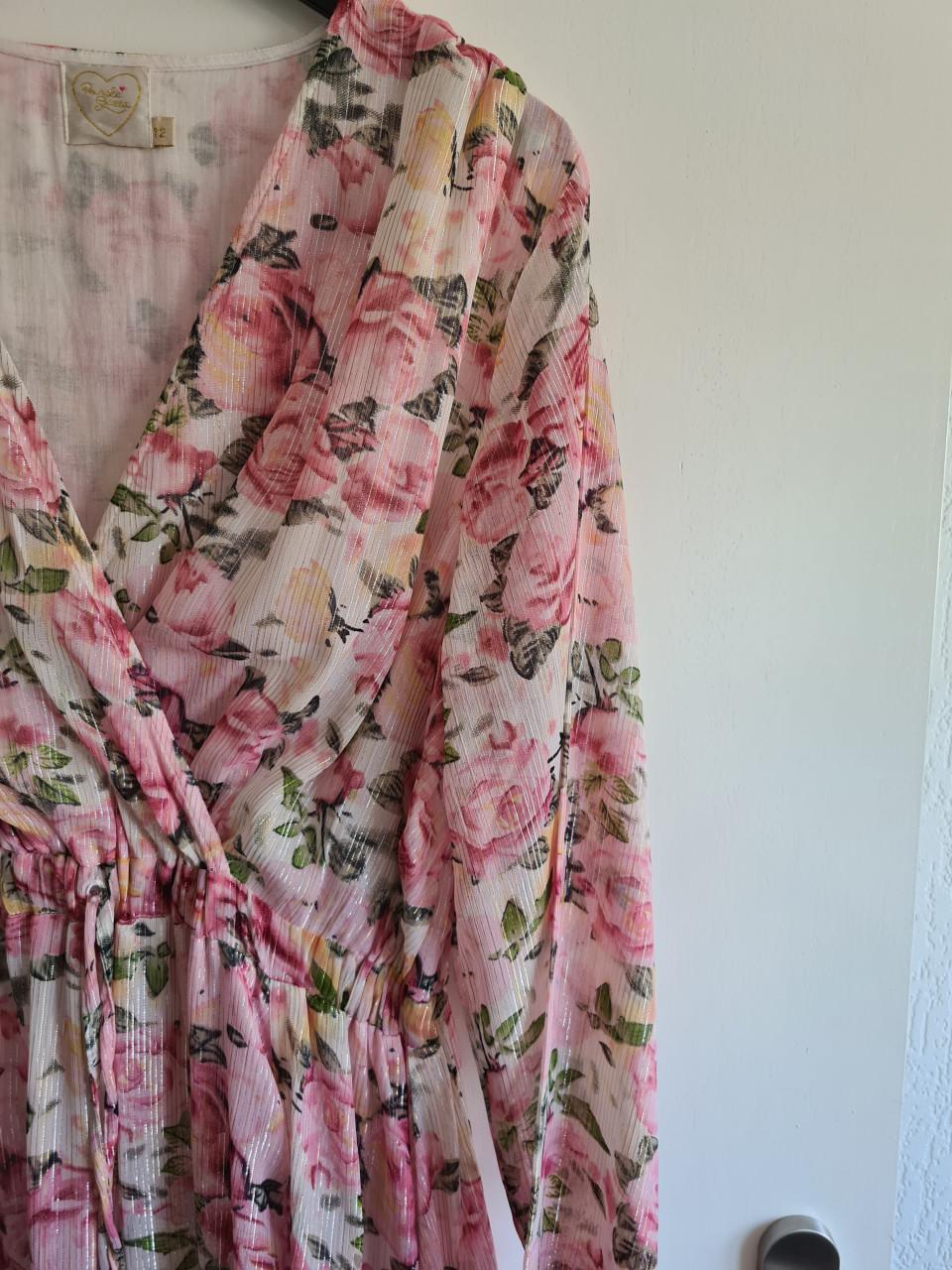 Maxi jurk met Roze bloemenprint en lange mouwen. Mt M-L
