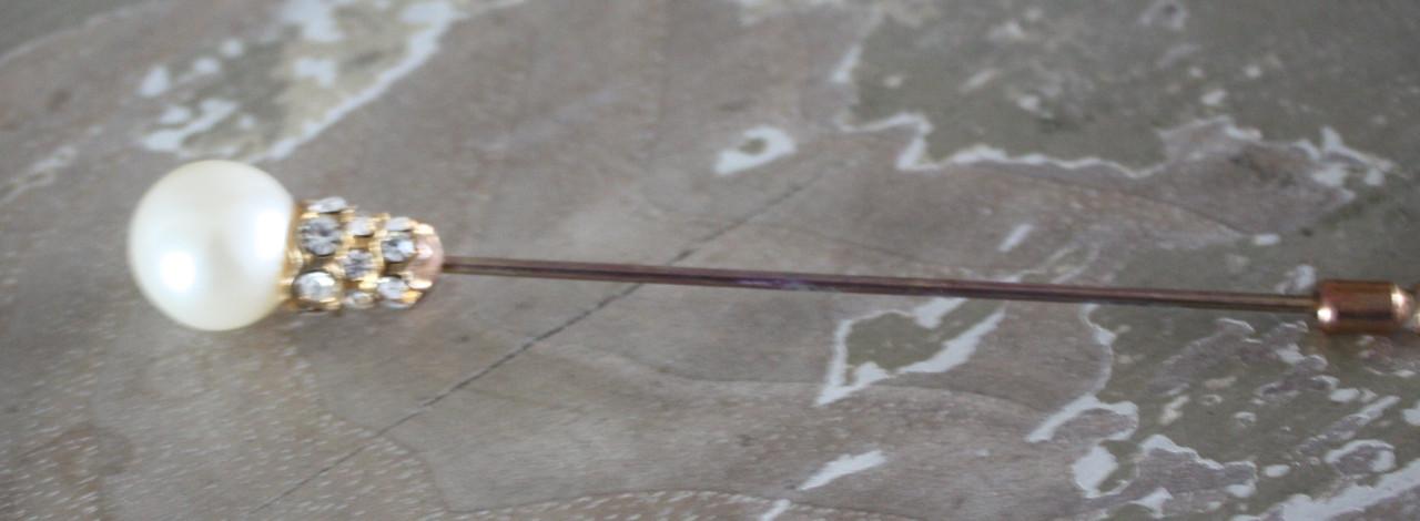 Hoeden speld met pareltje en steentjes