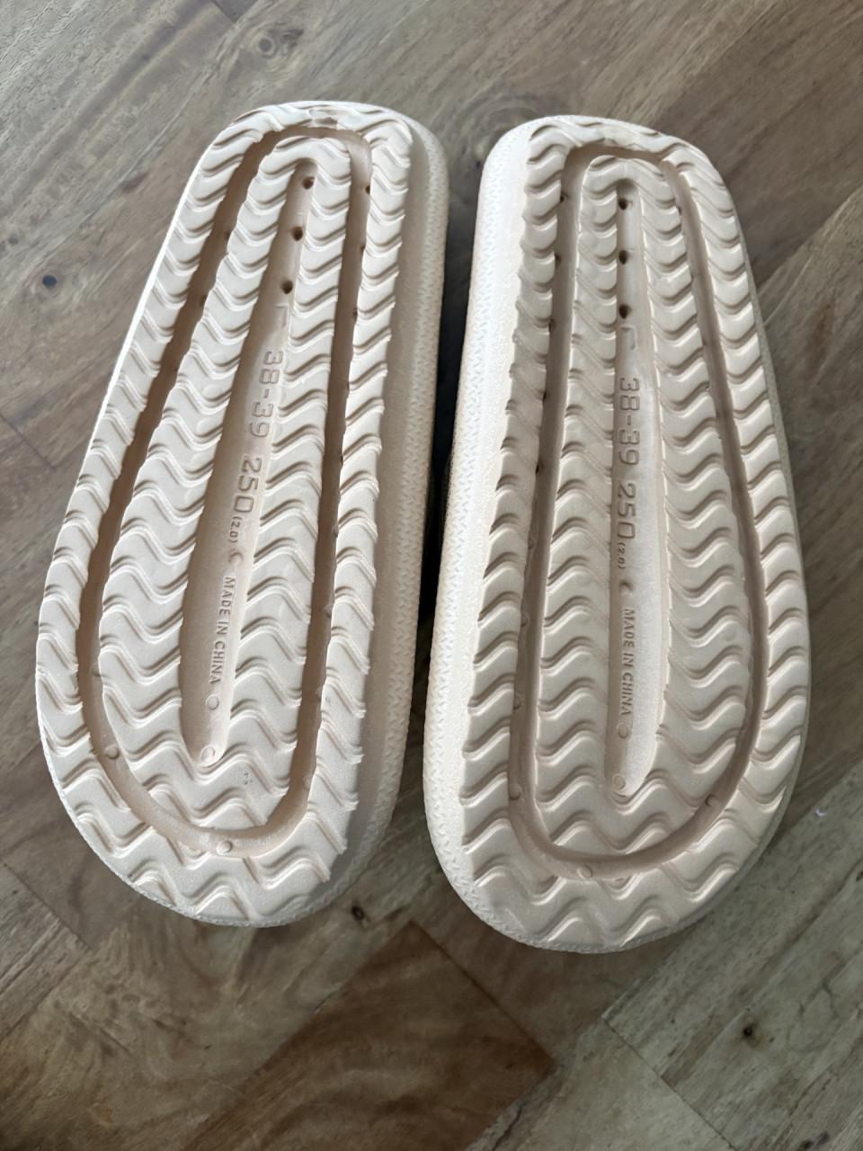 Slippers maat 38-39.