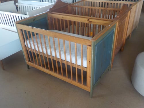 Geheel massief grenen kinderledikantje met bodem + matras 120 x 60 cm