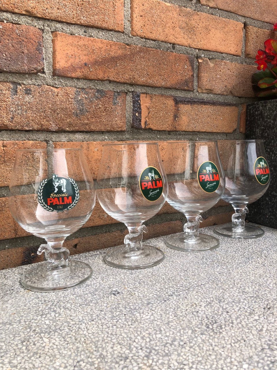 Vier Palm bierglazen met paard op de voet van het glas.