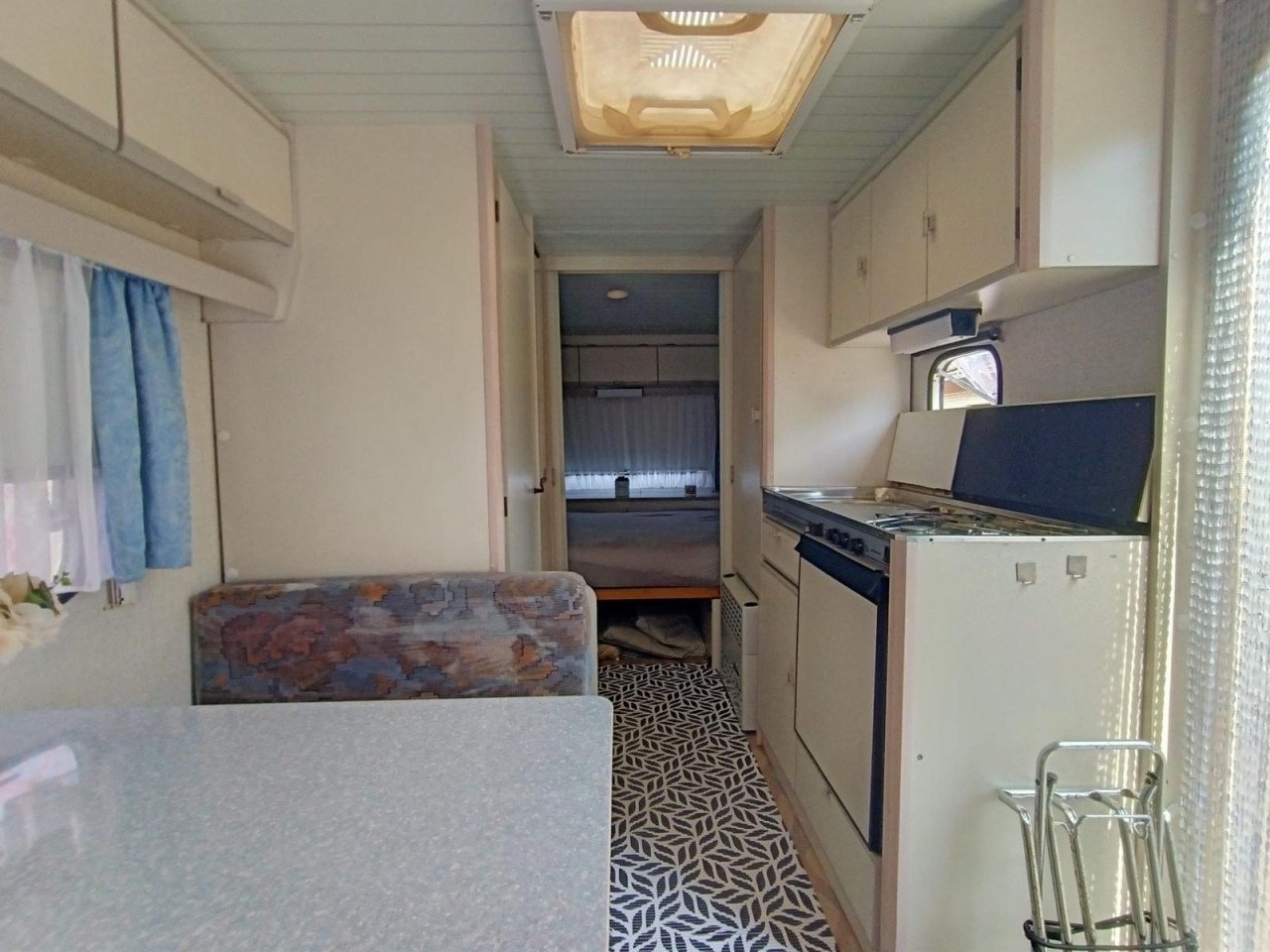 Gezinscaravan Burstner 440 , 1991 met voortent en luifel
