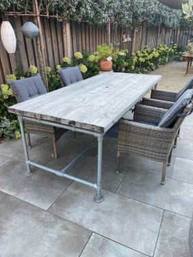 Steigerhouten buitentafel met steigerframe