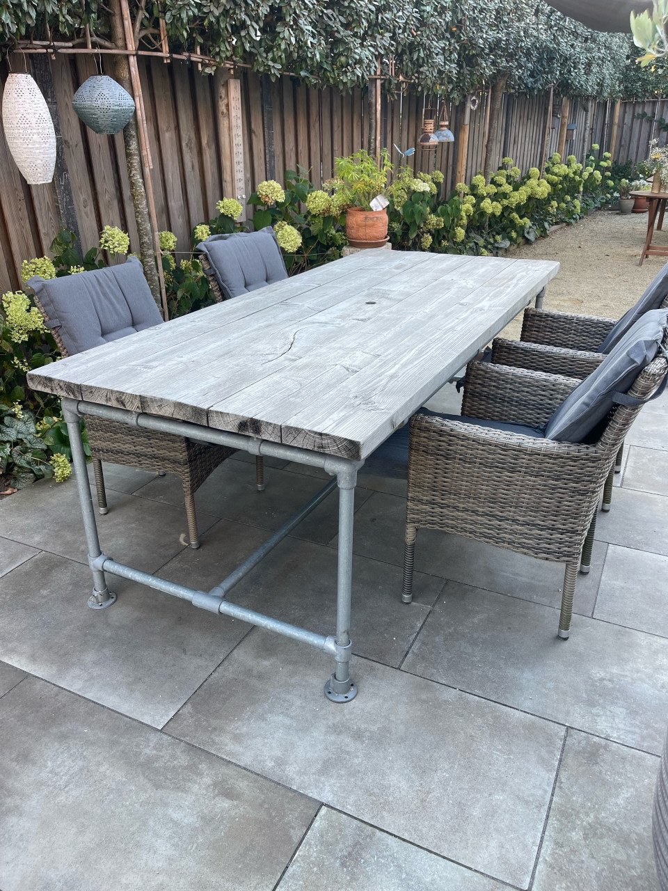 Steigerhouten buitentafel met steigerframe
