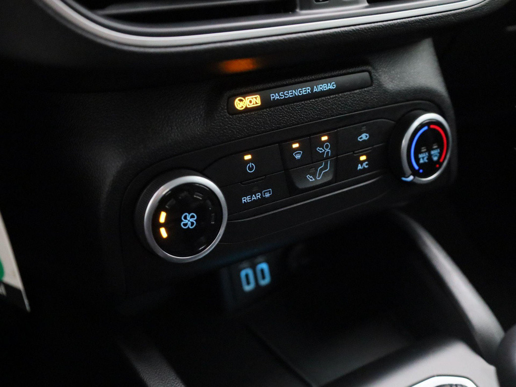 Ford Focus wagon 1.0 ecoboost hybrid trend edition business | cruise contro