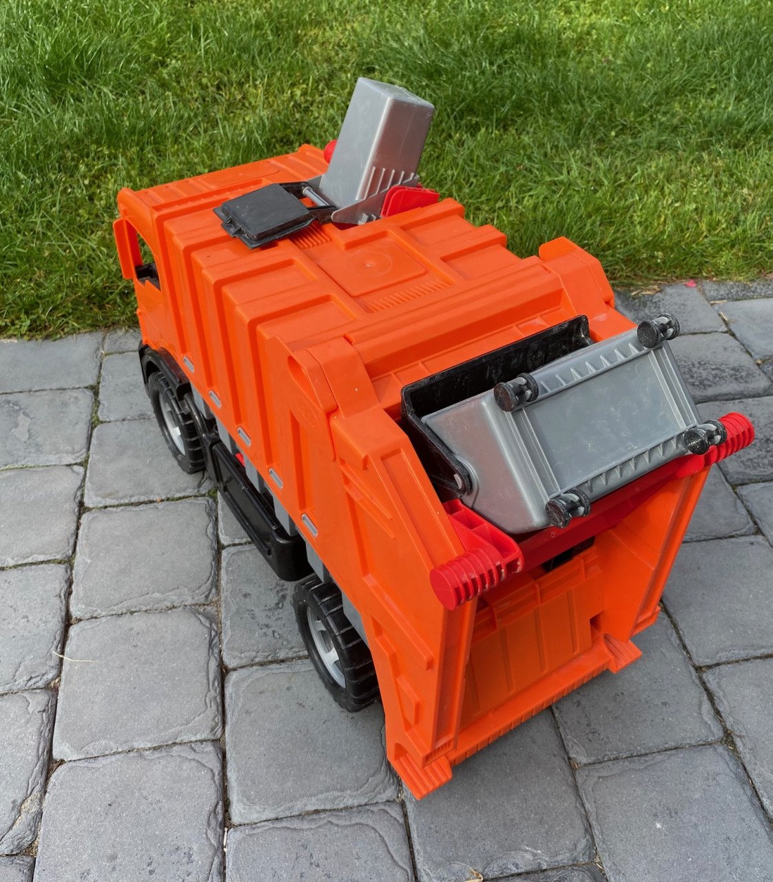 Grote Vuilniswagen met 2 Containers
