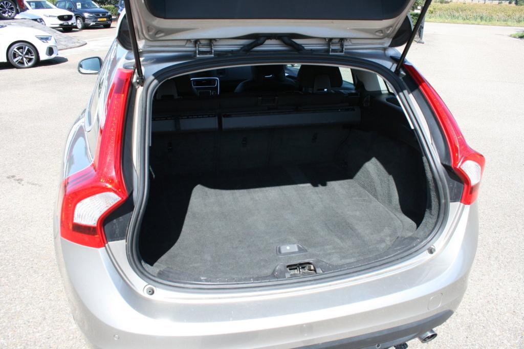 Volvo V60 1.6 t3 momentum / afn. trekhaak / cruise / pdc / stoelv.