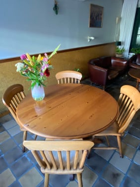Mooie ronde houten eettafel