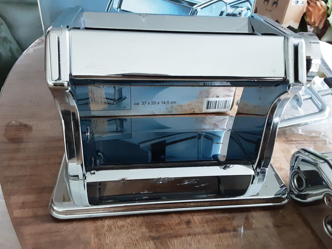 Pasta machine met kleine  beschadiging