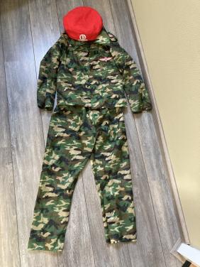 Carnavalspakje maat 128