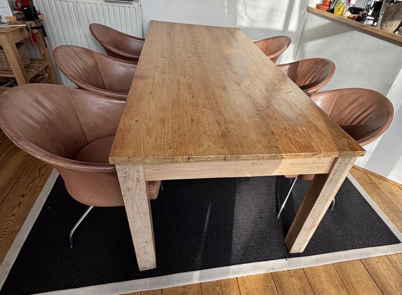 Teakhouten eettafel met 6 leren stoelen van Montis