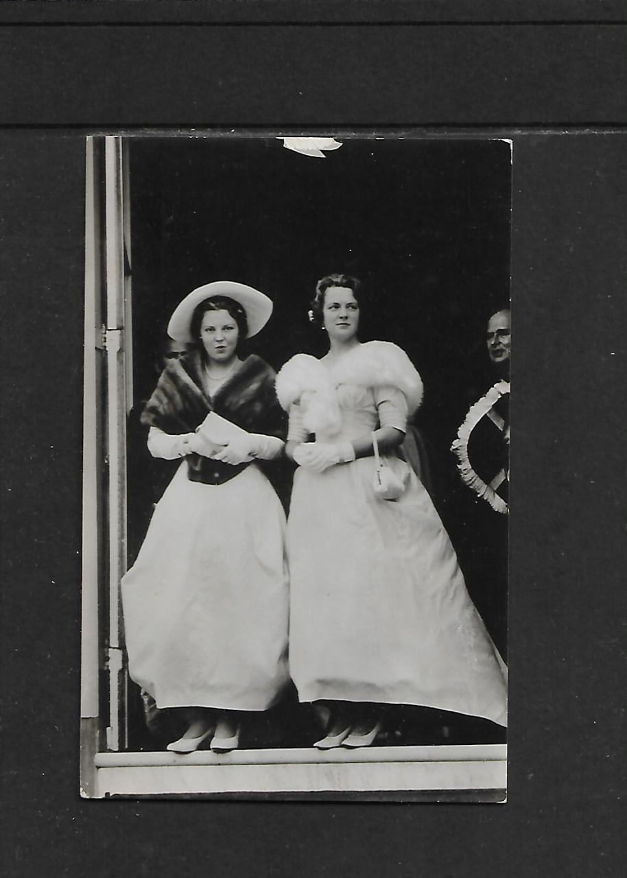 Ansichtkaart   A 1123  Prinses Beatrix en Irene  in 1958