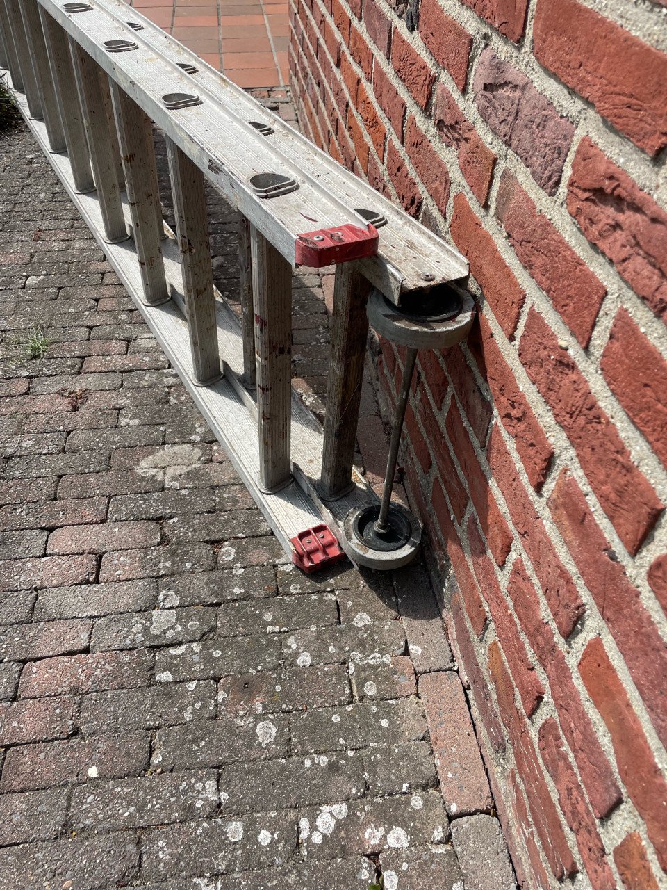 Aluminium ladder uitschuibaar en op wieltjes 8,5 meter
