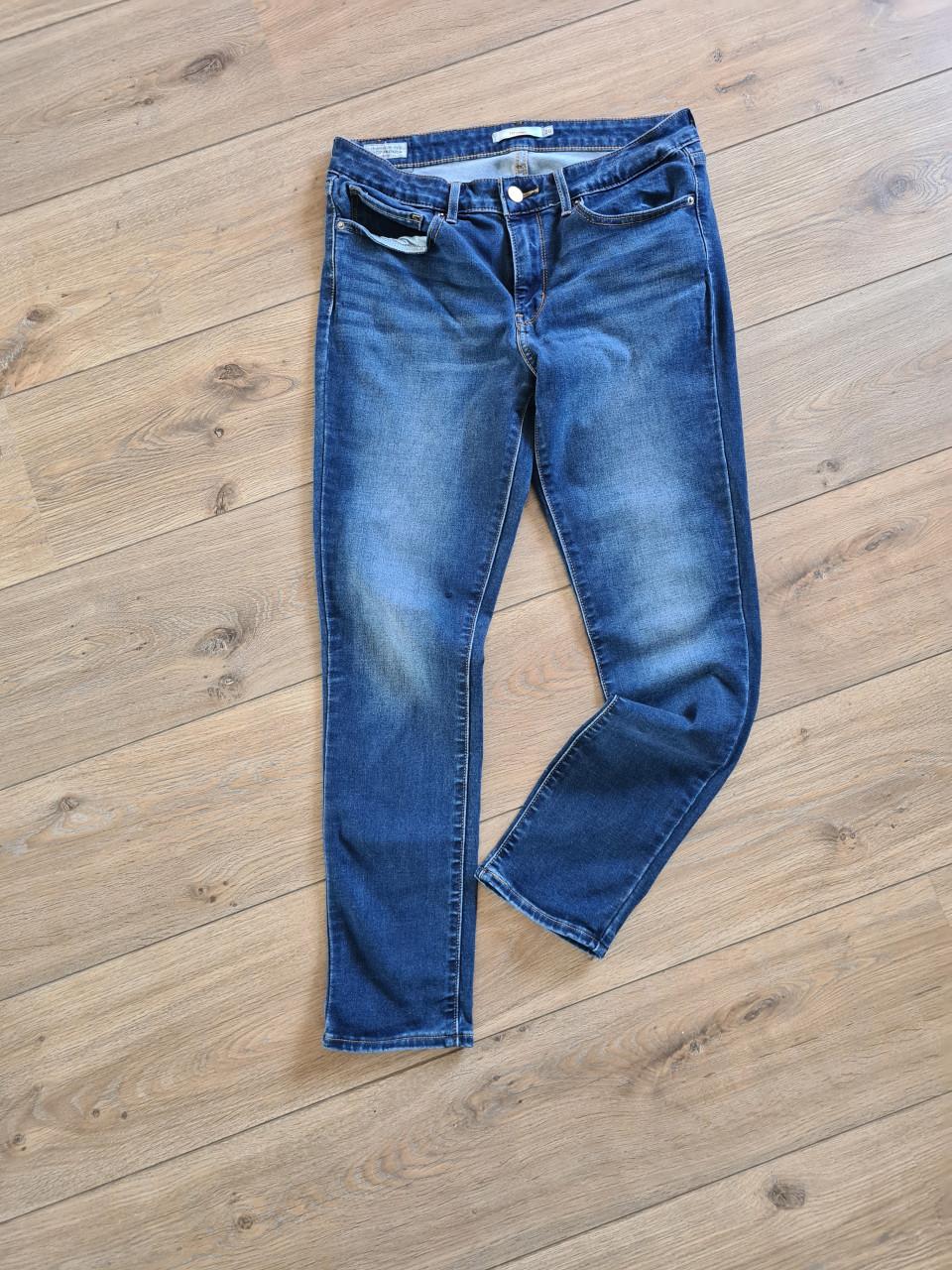 Mooie Levi's 711 Skinny jeans in een donkerblauwe wassing. W30 / L28