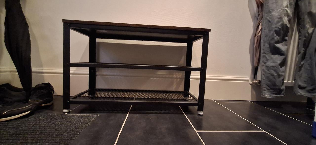 Bank, tafel en stoelen, kapstok, schoenen rekje, fauteuils,