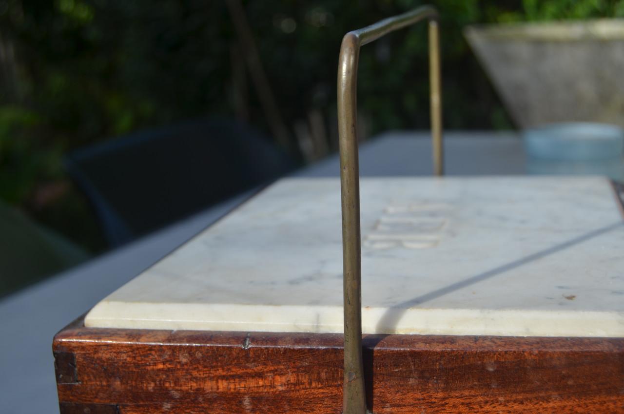 Houten en marmeren stoof met eigendomskenmerk AEB