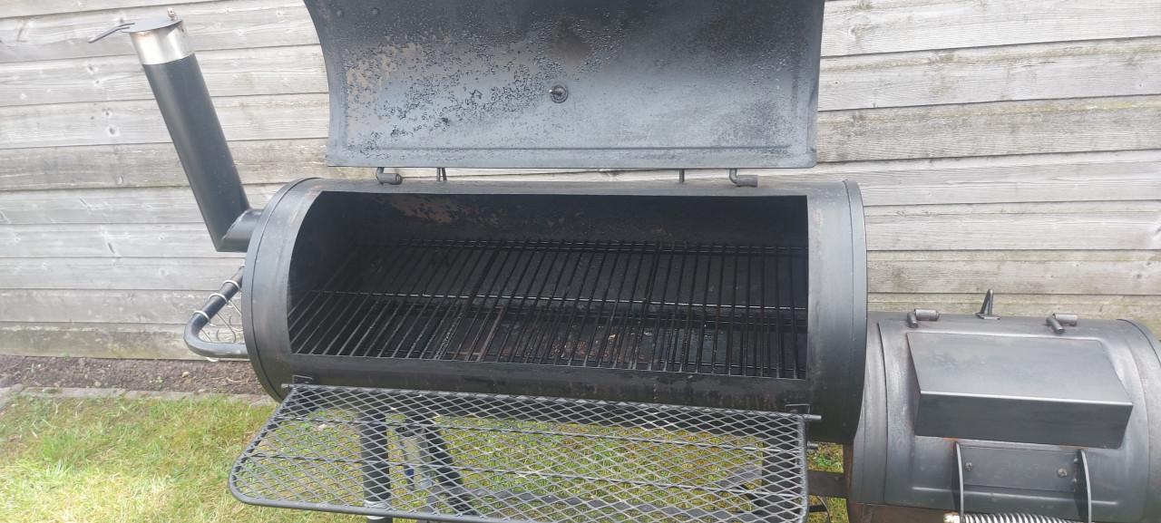 Intratuin offset smoker met regenhoes