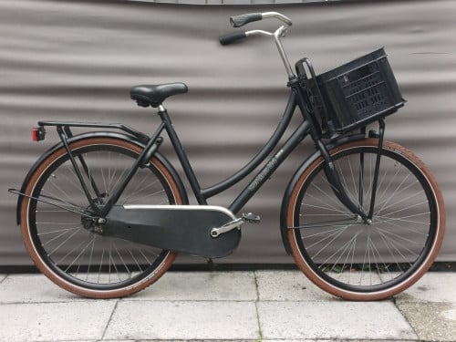 Zwarte damesfiets transport fiets