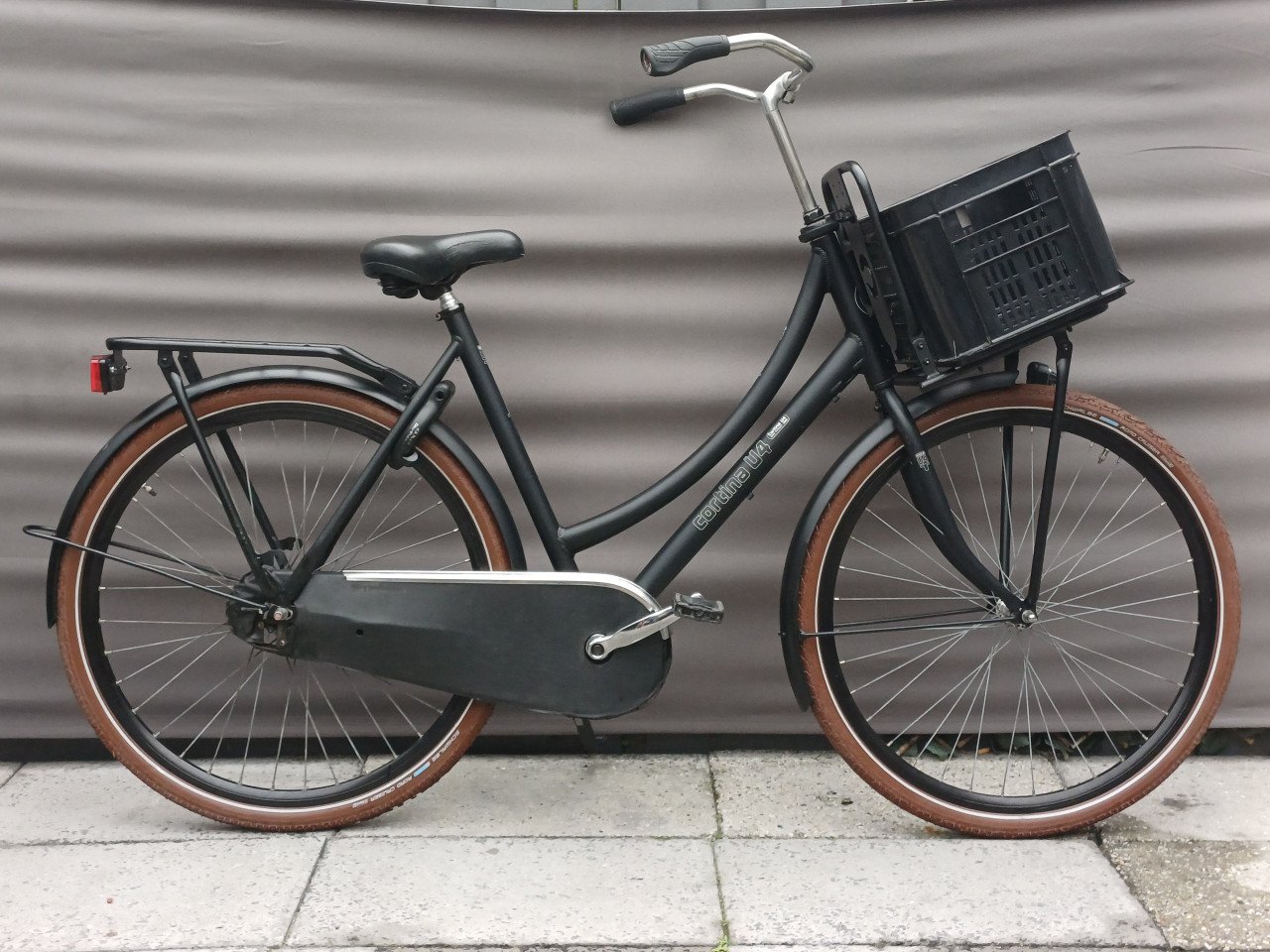 Zwarte damesfiets transport fiets