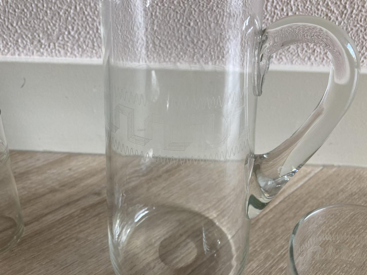 Oud glaswerk karaf en 4 glazen